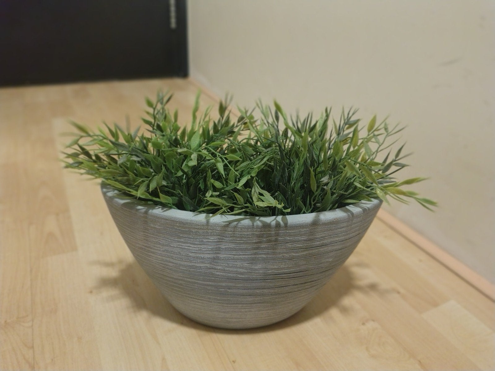 Moderne kunstplant in grijze cementen pot, Groen, Met pot of vaas, Kunstplant, Ophalen of Verzenden