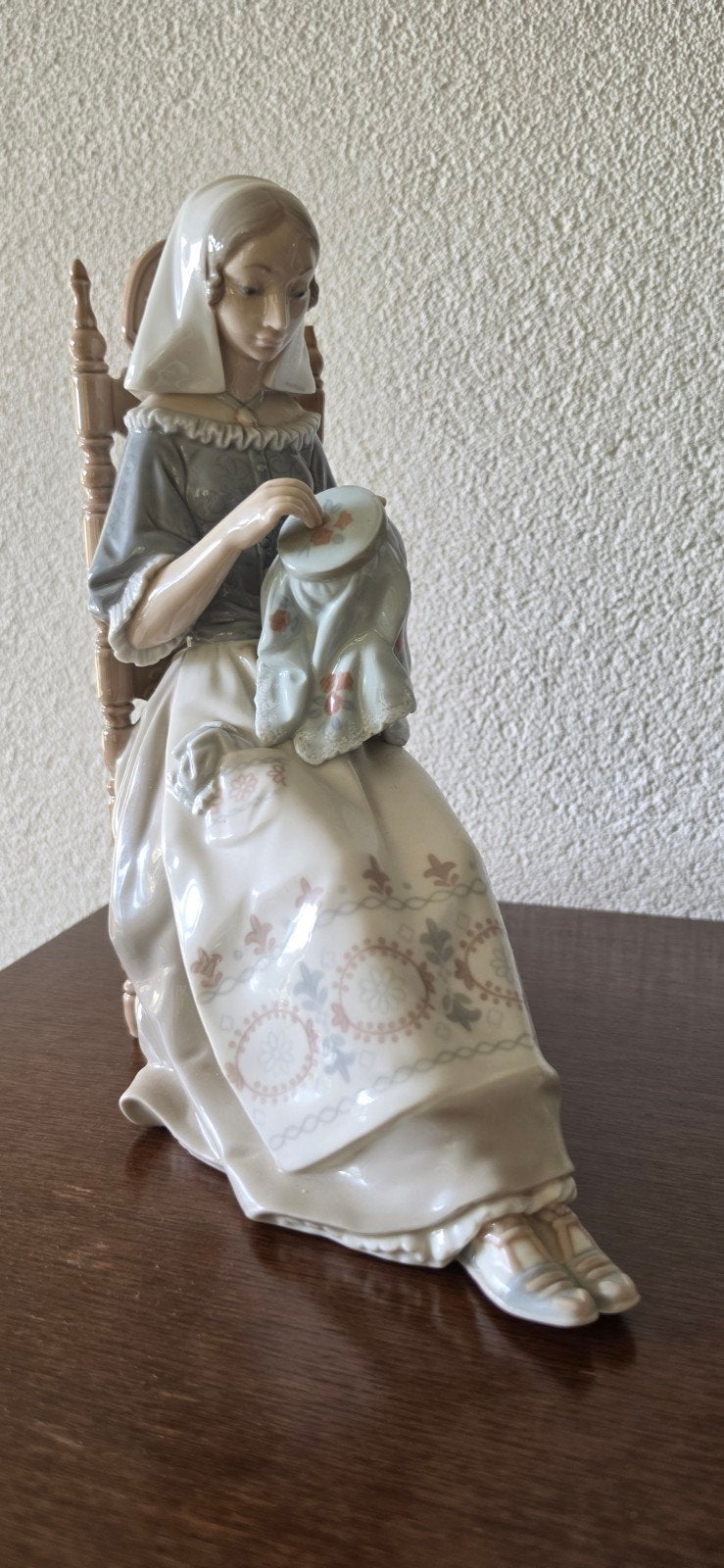 Lladro Beeldje Dame aan het Borduren - Vintage Porselein, Ophalen