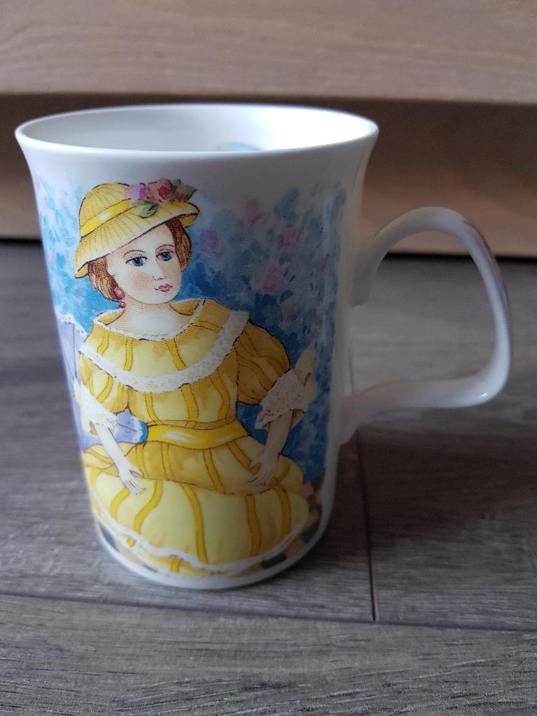 Mok / beker: Treasured dolls - Roy Kirkham - fine bone China, Gebruikt, Ophalen of Verzenden, Overige stijlen, Kop(pen) en/of Schotel(s)