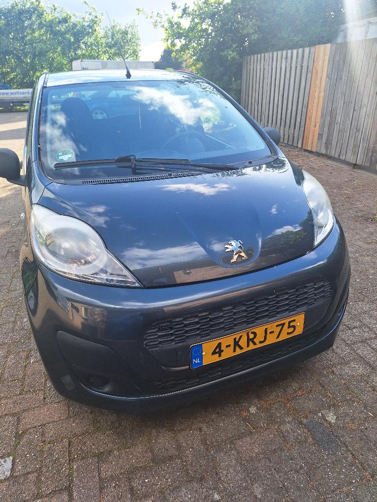 Peugeot 107 1.0 12V 5DR 2013 Grijs, Auto's, Voorwielaandrijving, Stof, 4 cilinders, 4 stoelen