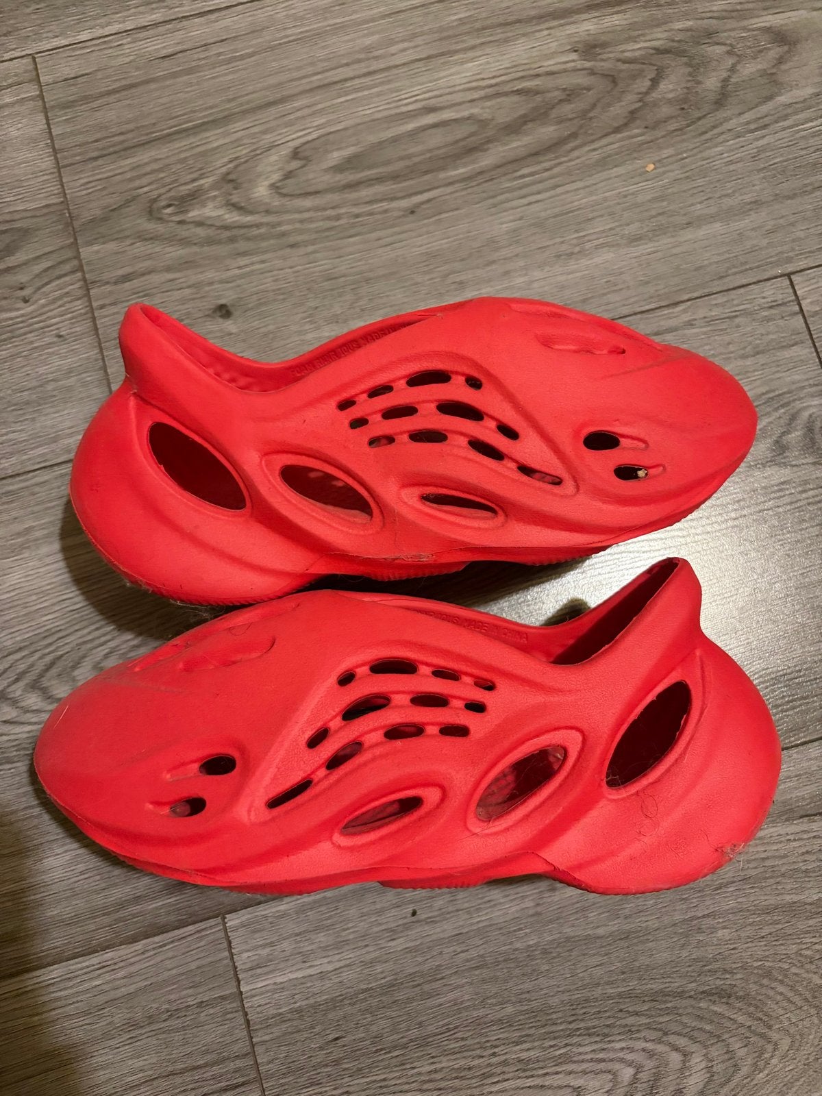 Yeezy Foam Runners Rood - Maat 44 (valt als 43), Kleding | Heren, Ophalen of Verzenden, Zo goed als nieuw, Overige kleuren, Sneakers of Gympen