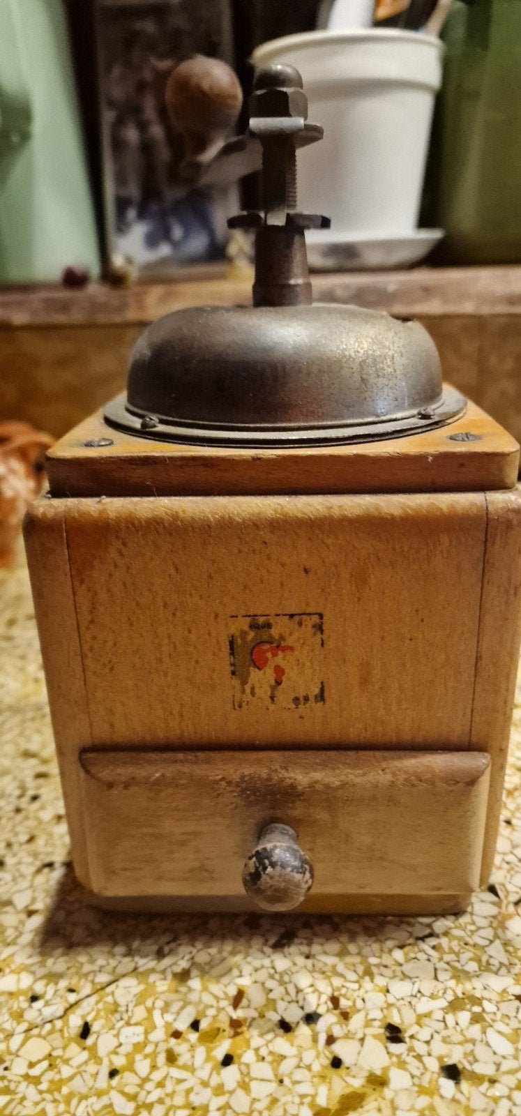 Koffiemolen malen met de hand, Ophalen