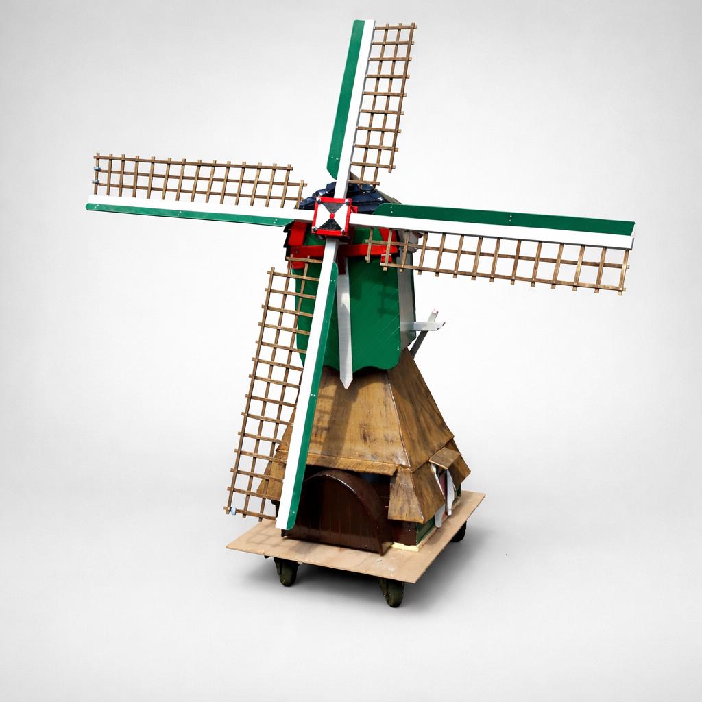 Wipwatermolen op schaal. Tuinmolen, Ophalen, Nieuw