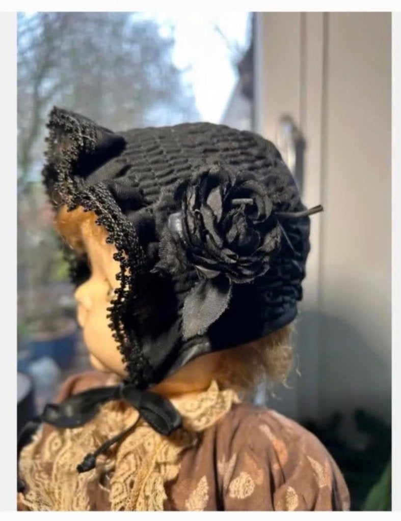 Zwart vintage mooi poppenmutsje gesmokt met bloem, Antiek en Kunst, Ophalen of Verzenden