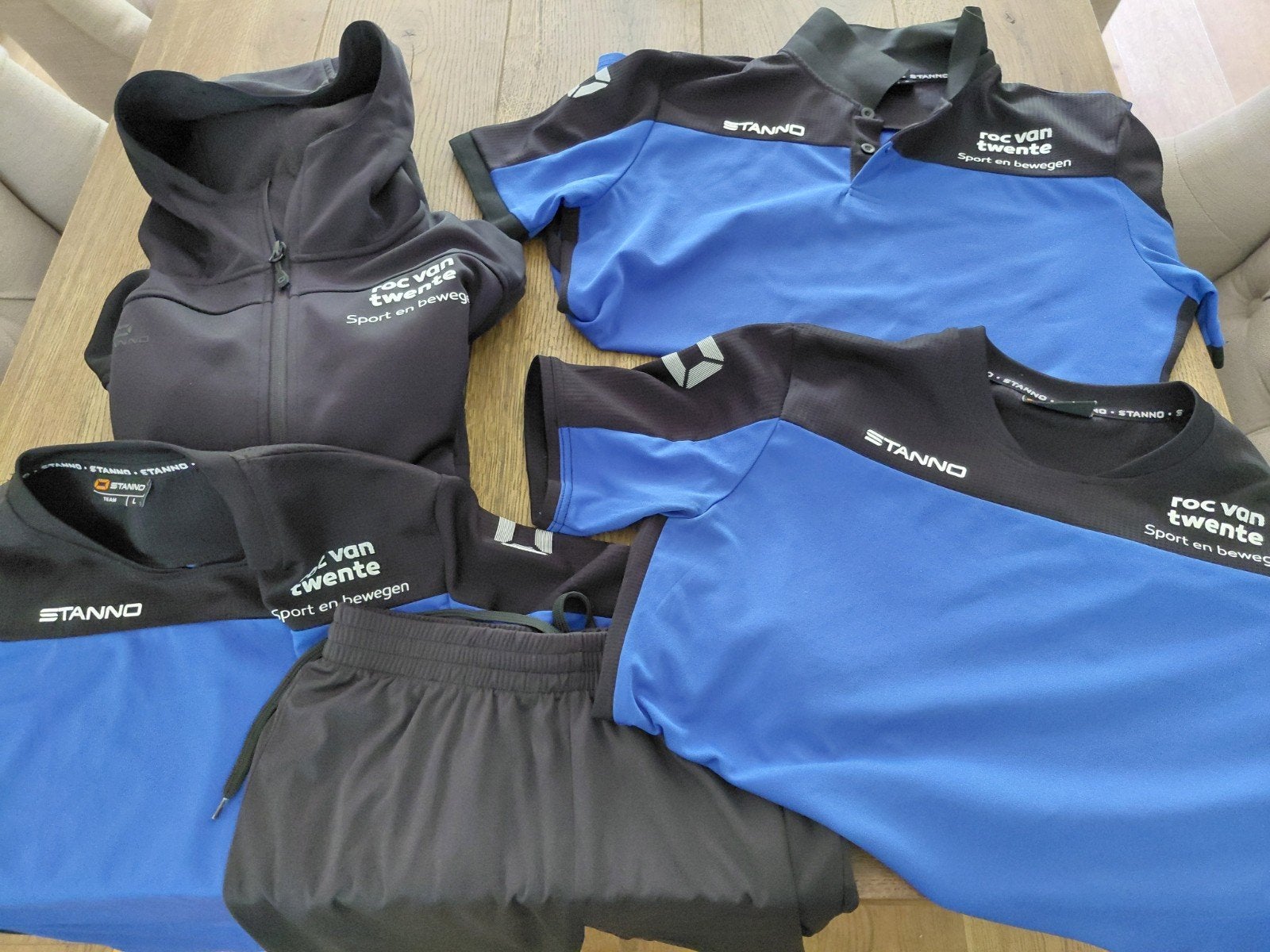 sport en beweging Enschede kledingpakket maat L., Maat 52/54 (L), Blauw, Ophalen of Verzenden, Zo goed als nieuw