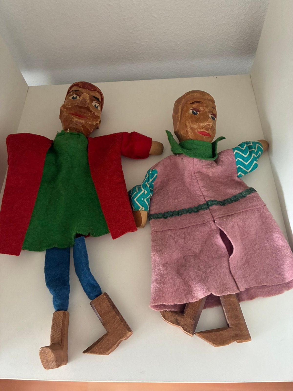 Houten poppenkast poppen, Ophalen