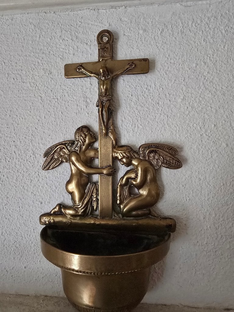 Koper kruisbeeld met wijwaterbakje en 2 knielende engelen, Ophalen