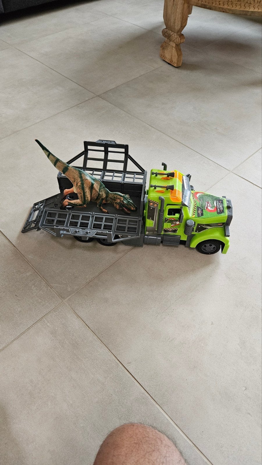 Jurassic World Dino Transporter met T-Rex, Ophalen, Zo goed als nieuw