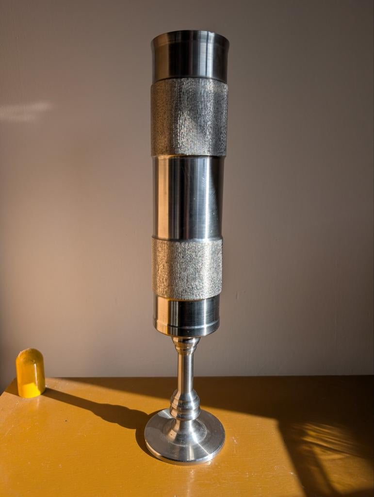 Brutalist mid century modern BMF stalen vaas space age, Ophalen of Verzenden, Overige kleuren, Minder dan 50 cm