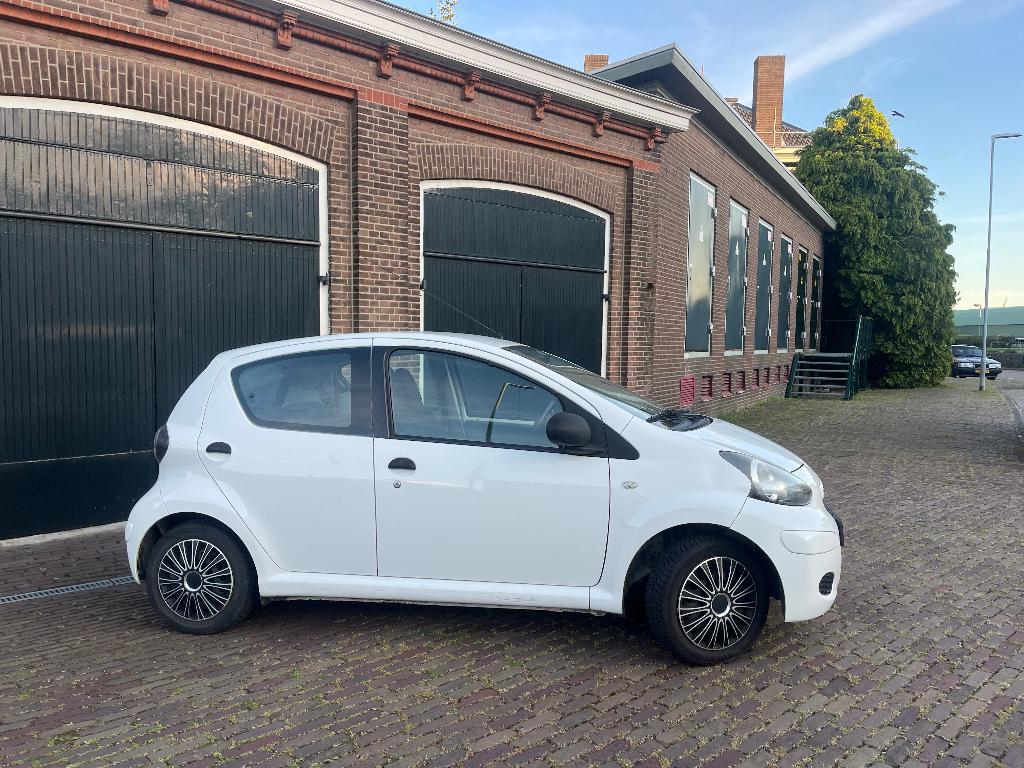 Toyota Aygo 1.0 12V Vvt-i 5DRS 2010 Wit, Voorwielaandrijving, Euro 5, Stof, Zwart