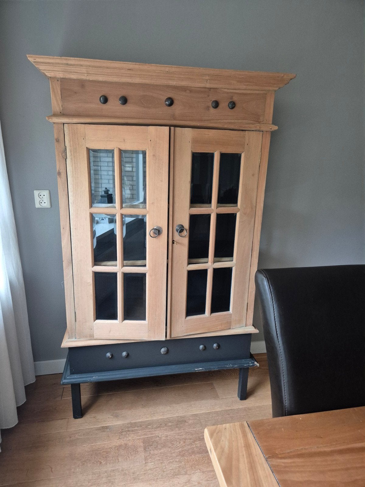 Houten kast met glazen deuren en verborgen opbergvak, Huis en Inrichting, Kasten | Boekenkasten, 100 tot 150 cm, Glas, Ophalen of Verzenden