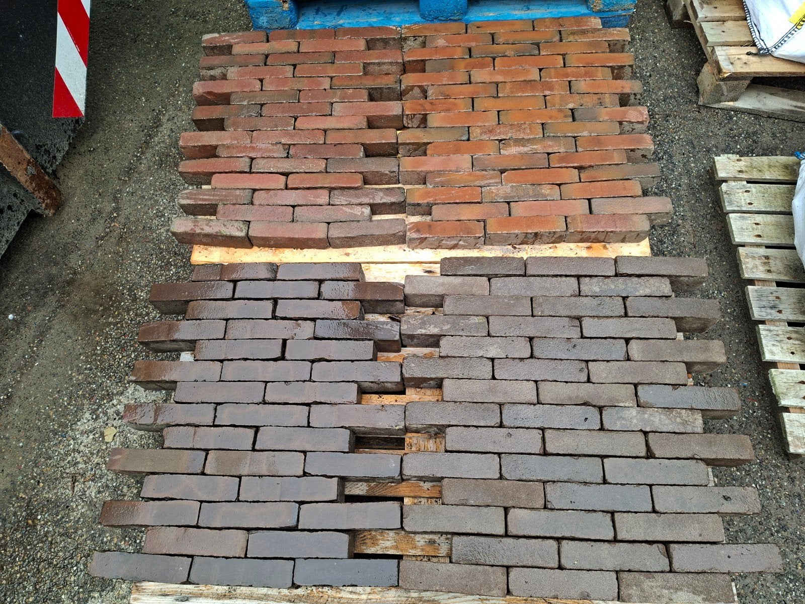 gebakken waaltjes diverse kleuren op pallets., Ophalen, Gebruikt, Keramiek, Klinkers