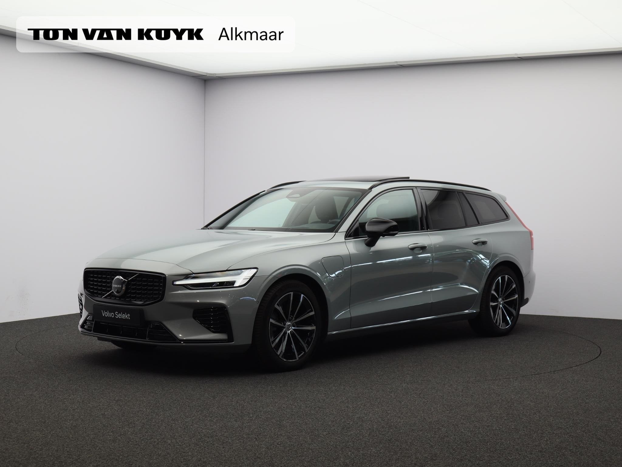 Volvo V60 2.0 T8 Plug-in hybrid AWD Plus Dark / Trekhaak / 3