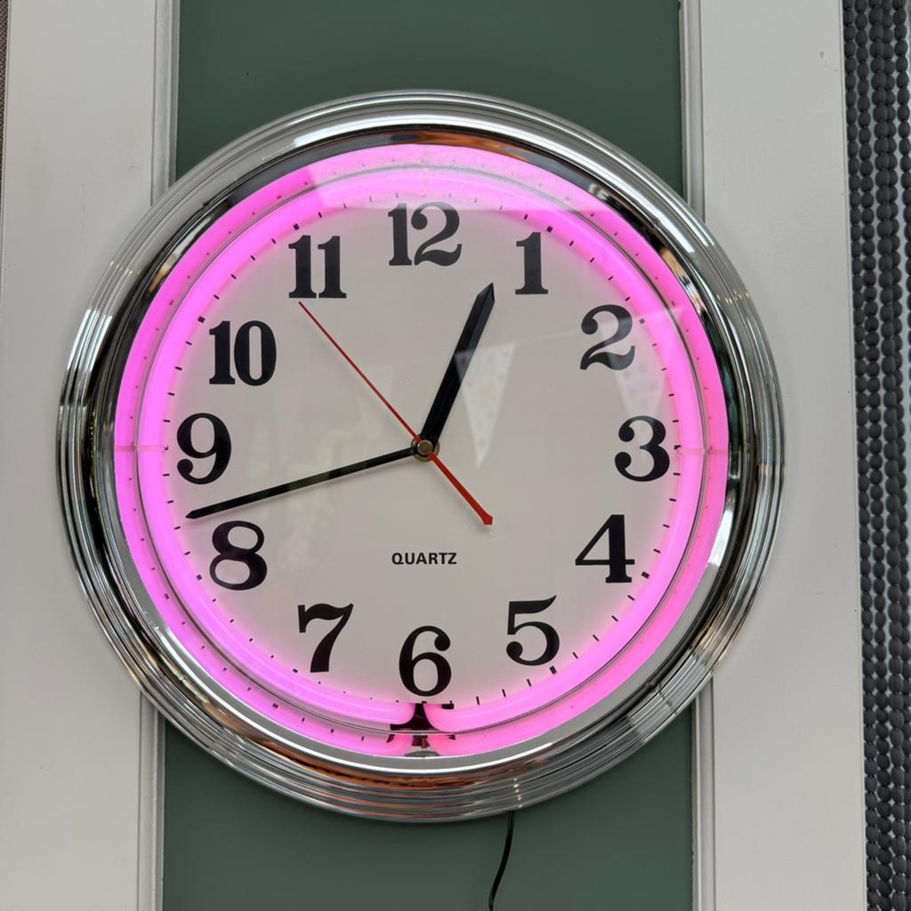 ️ Retro Vintage Neon Quartz Klok – Kleurveranderend, Ophalen of Verzenden, Nieuw, Wandklok