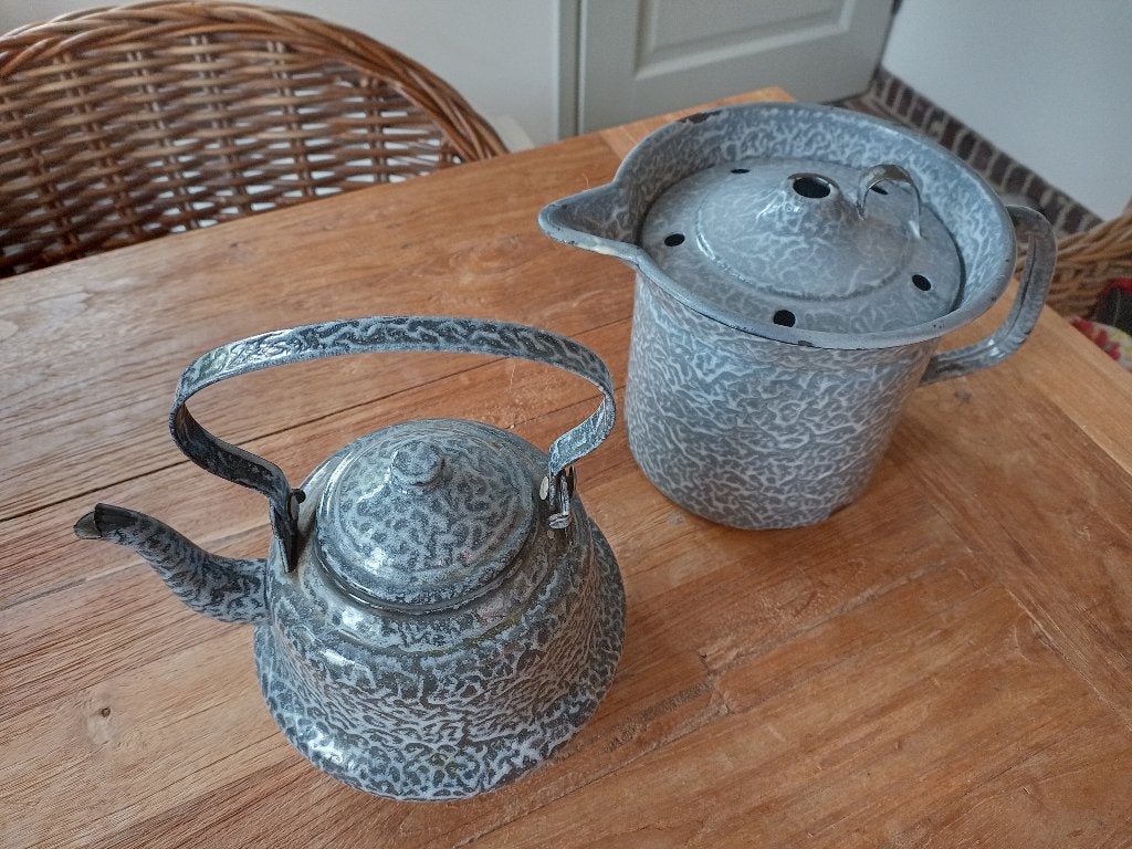 Grijsgewolkte emaille waterketel en  melkkan/koker, Ophalen of Verzenden