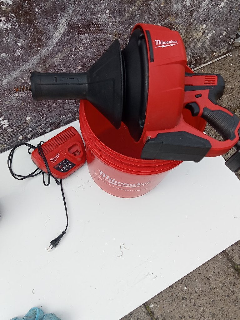 Milwaukee M12 BDC8-202C Accu ontstoppingsmachine + radio, Ophalen, Zo goed als nieuw