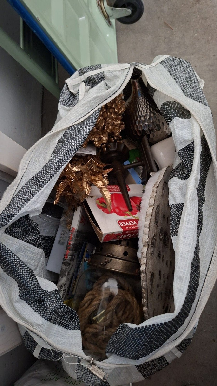 vele dozen en tassen met rommelmarkt spulletjes, Diversen, Ophalen, Gebruikt