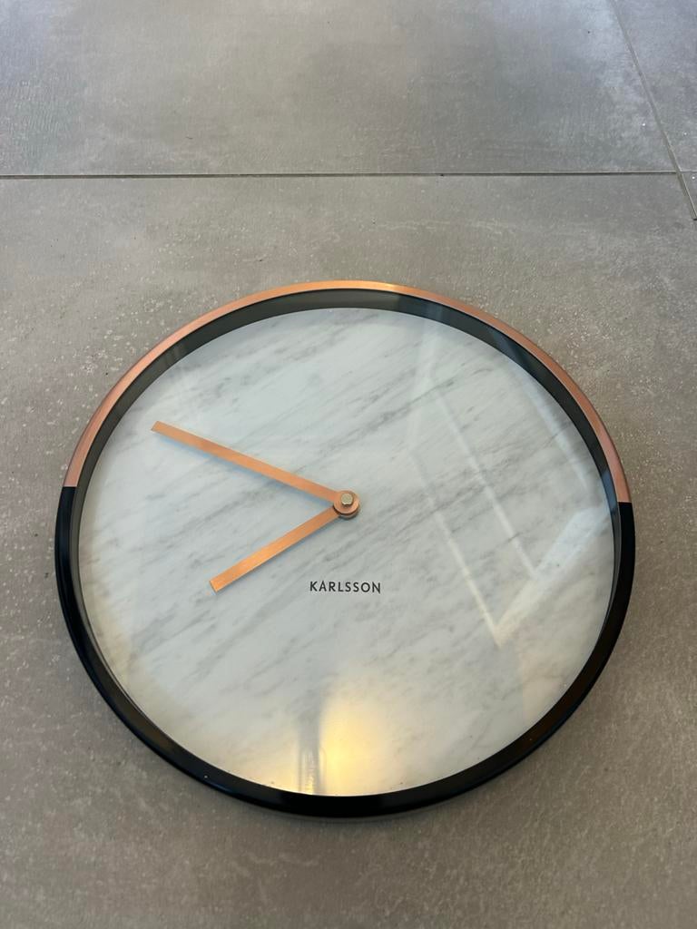Karlsson wandklok - Marmerlook met koperen accenten, Ophalen, Zo goed als nieuw, Analoog, Wandklok