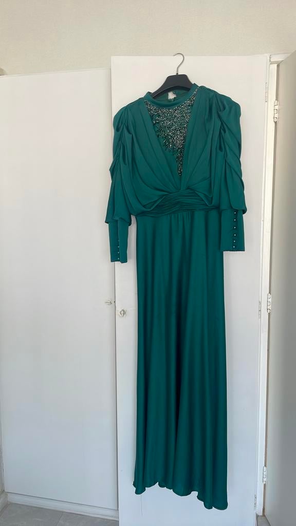Elegante smaragdgroene avondjurk met kralen, Kleding | Dames, Ophalen of Verzenden, Zo goed als nieuw