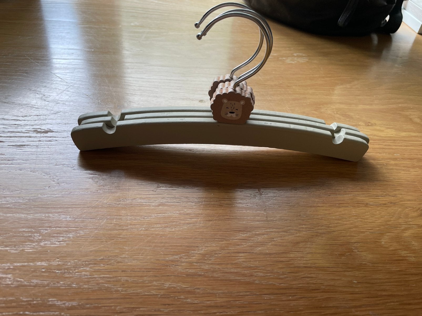3 lichtgroene leeuwen baby kleding hangers, Ophalen of Verzenden, Zo goed als nieuw, Jongetje of Meisje
