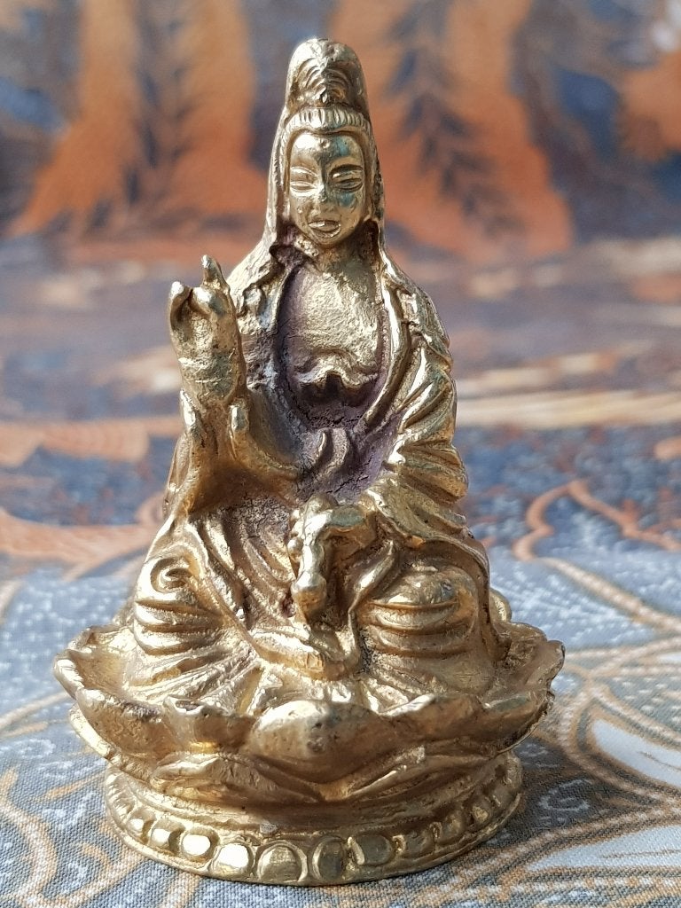 Mooi Oosters brons Guan Yin beeldje op een lotus 6,2 cm., Antiek en Kunst, Goud, Handgemaakt, Ophalen of Verzenden, Brons