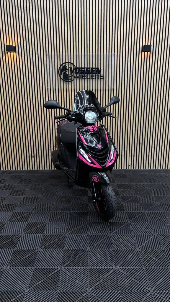 Piaggio Zip | Black & Pink | 2023 | 4200KM, Fietsen en Brommers, Scooters | Piaggio, Maximaal 45 km/u, Zip, Zo goed als nieuw
