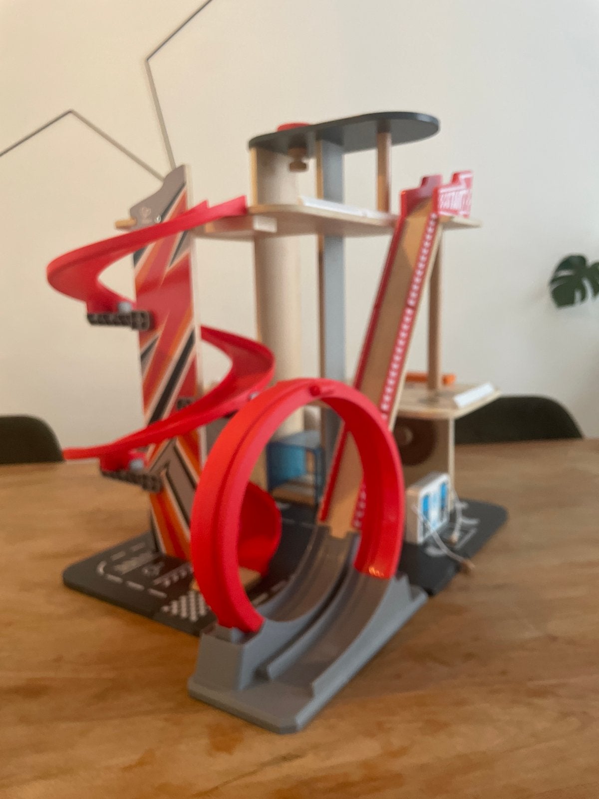 Hape Houten Garage met Racebaan en Lift, Kinderen en Baby's, Speelgoed | Speelgoedvoertuigen, Ophalen, Zo goed als nieuw