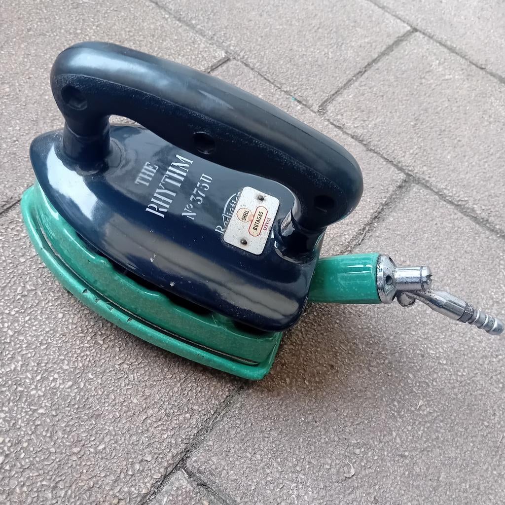 Vintage strijkijzer op  gas, Ophalen