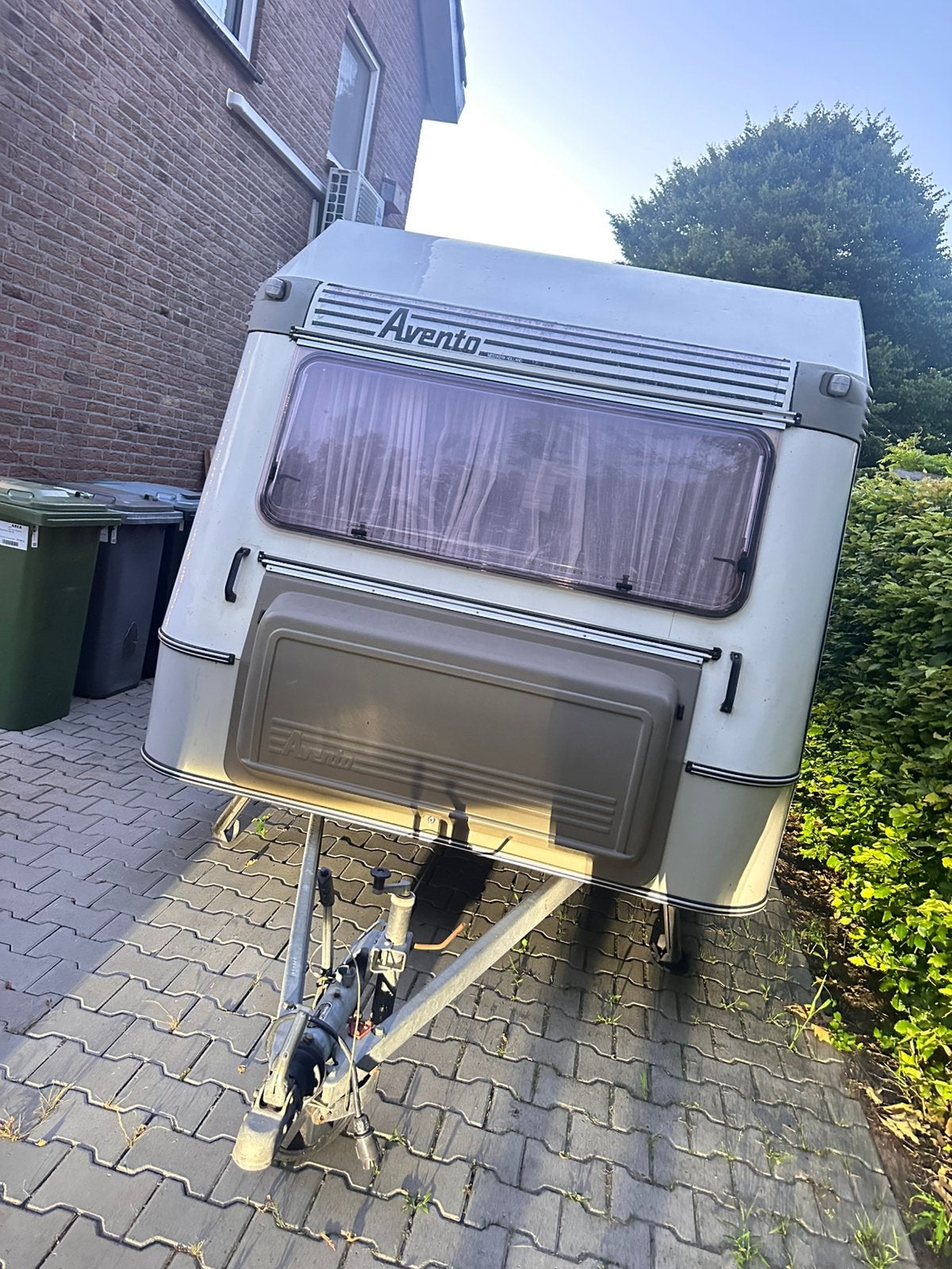Avento Caravan, Caravans en Kamperen, Caravans, Standaardzit, Particulier, Lengtebed, 500 - 750 kg