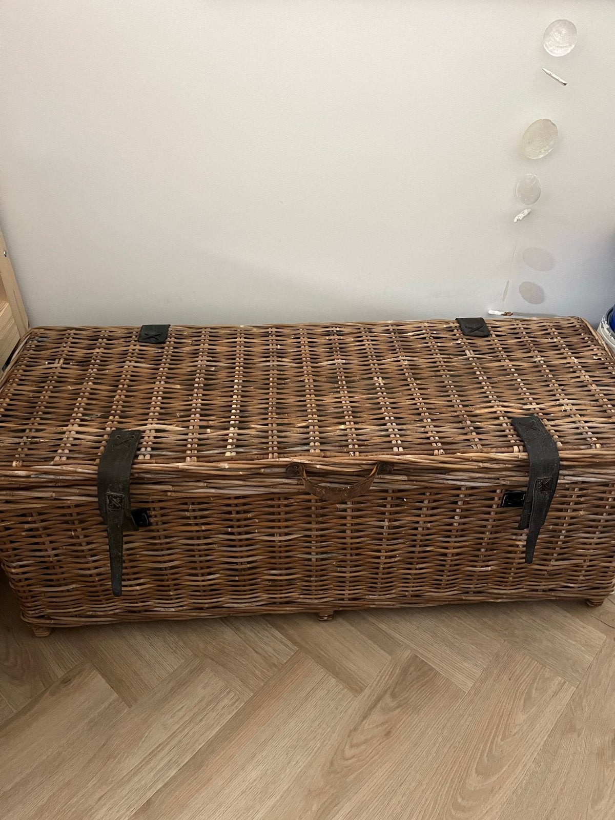 Grote rieten opbergkist met leren banden, Ophalen, Overige materialen, Gebruikt, 100 tot 150 cm