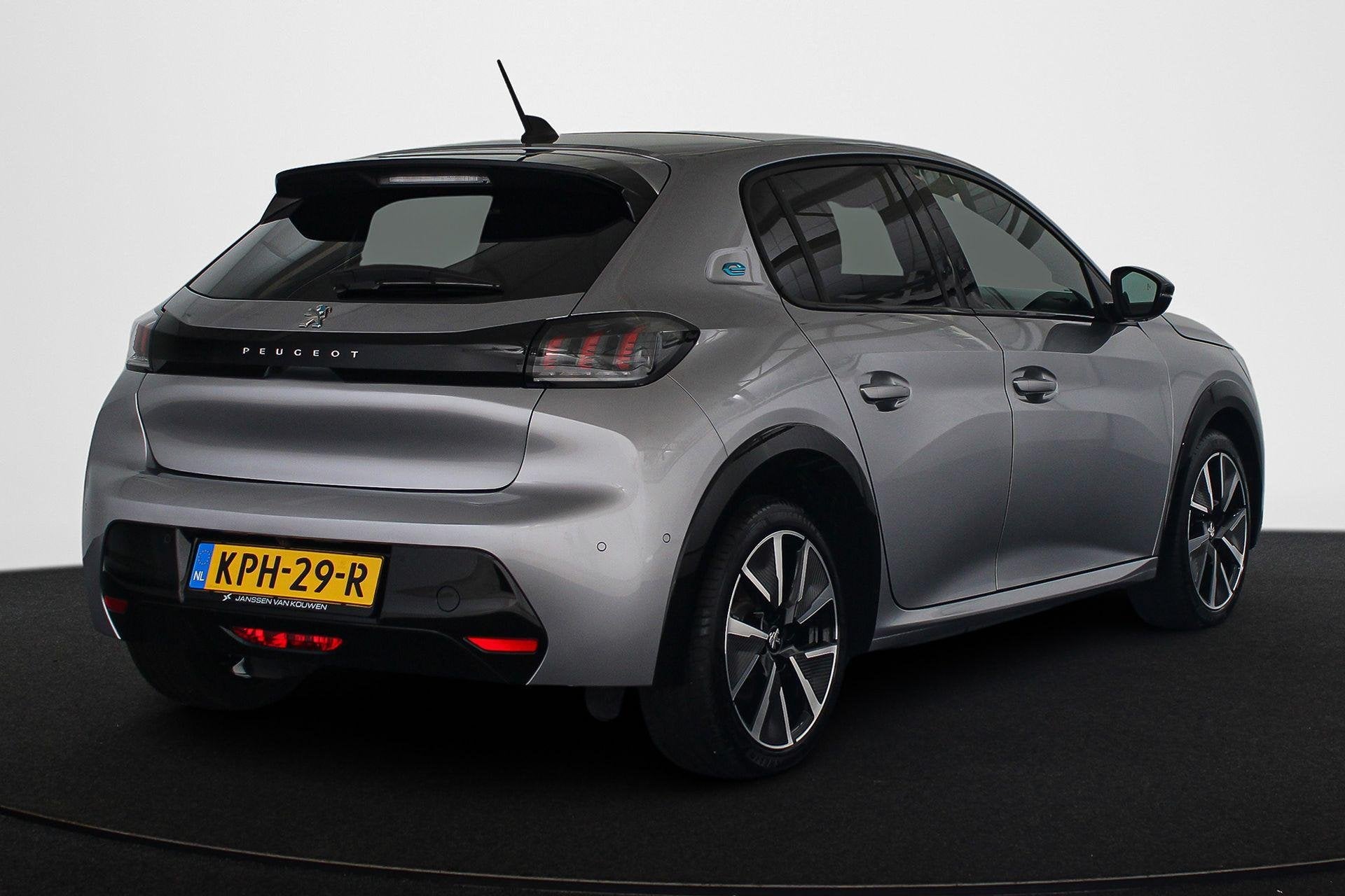 Peugeot e-208 EV GT Pack 50 kWh Panoramadak Stoelverwarming, Auto's, Peugeot, 136 pk, Gebruikt, 351 km, Grijs