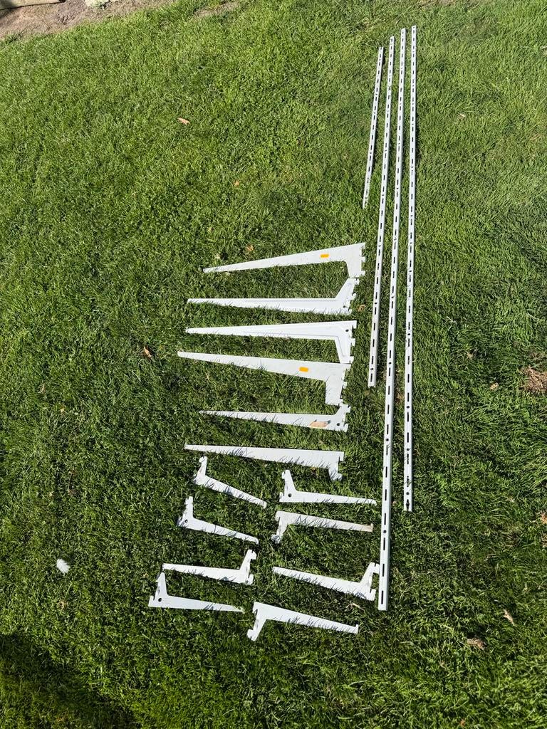 Witte plankdragers en rails voor wandplanken, Ophalen, Gebruikt