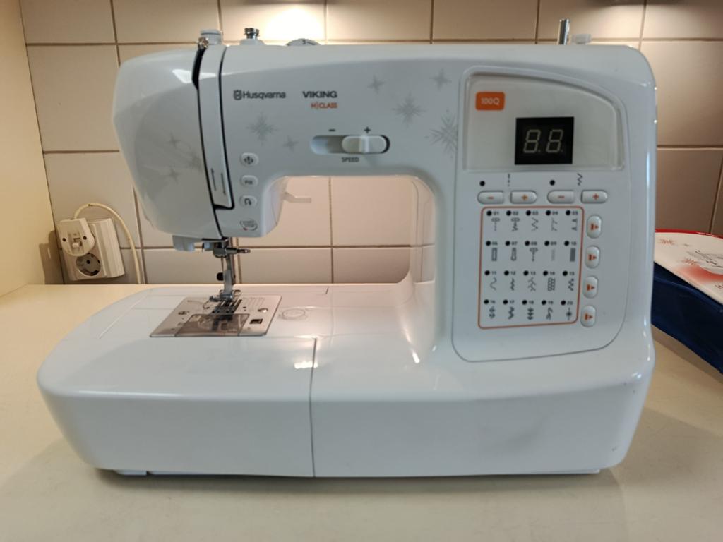 Husqvarna Viking H-Class 100Q Naaimachine met accessoires, Ophalen, Zo goed als nieuw, Naaimachine, Husqvarna