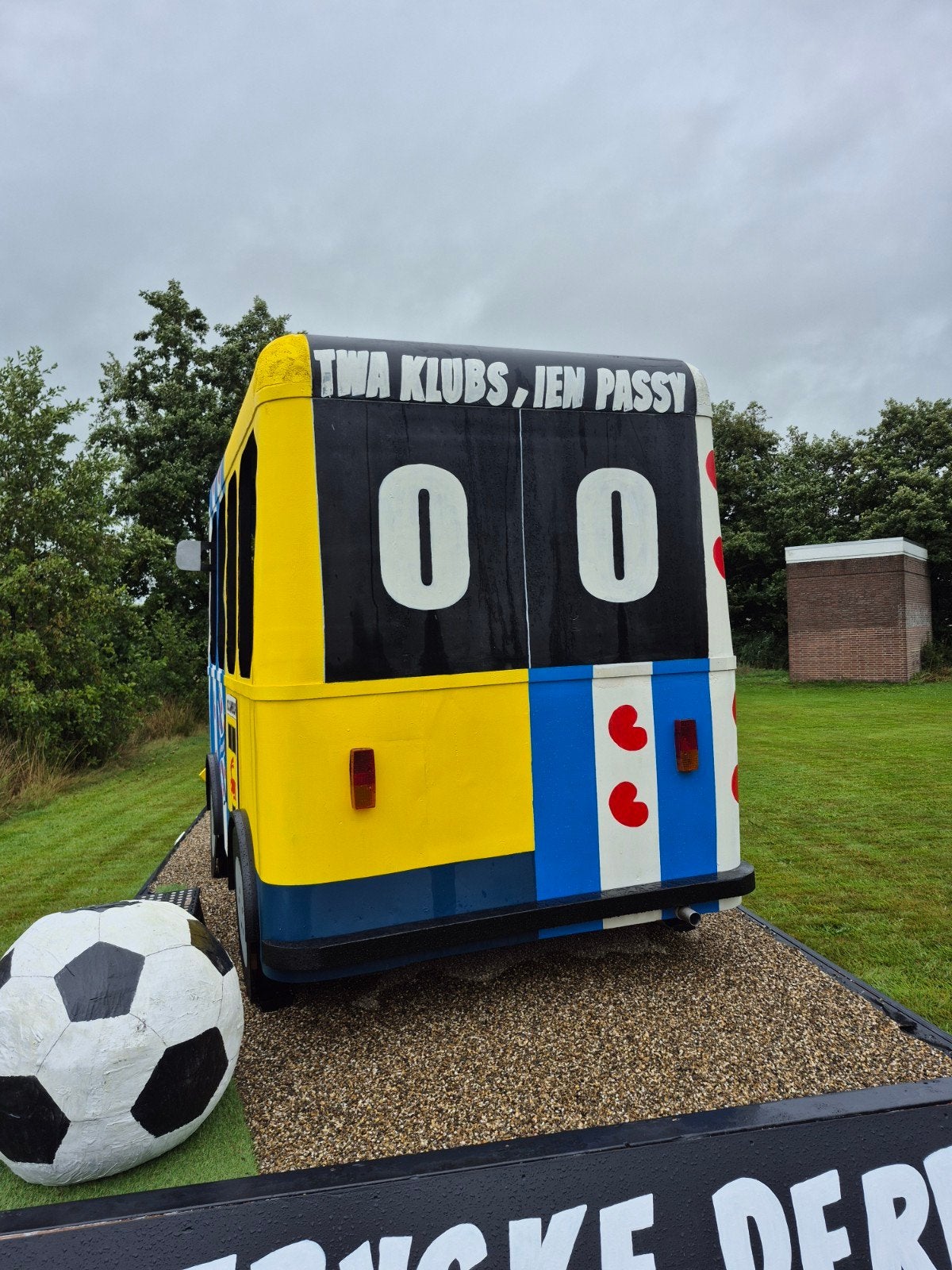 Unieke houten bus en borden voor tuin/decoratie, Ophalen