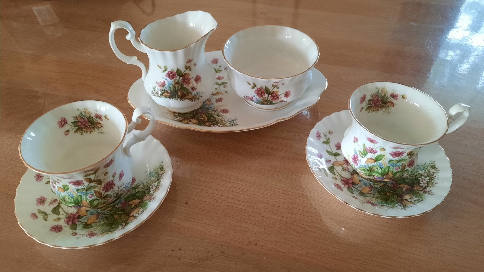 melk en suiker setje en 2 kopjes Richmond bone china, Ophalen of Verzenden