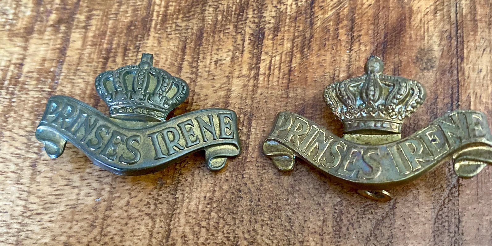 Twee Nederlandse schouderemblemen Infanterie Prinses Irene, Verzamelen, Verzenden, Landmacht, Nederland, Embleem of Badge