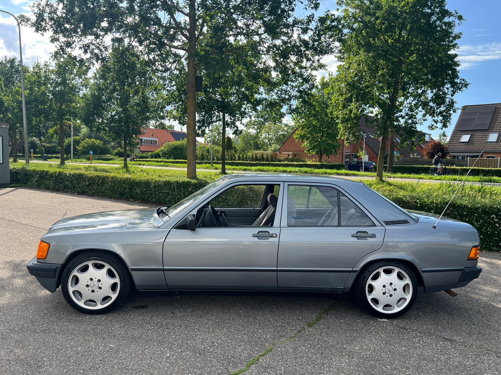 Mercedes 190e AUT 2.0 benzine APK 06.2028 zonder roest, Auto's, Mercedes-Benz, 4 cilinders, Grijs, Zilver of Grijs, 121 pk