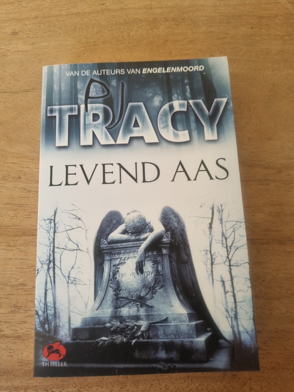 P.J. Tracy - Levend aas, Ophalen of Verzenden, Zo goed als nieuw, P.J. Tracy