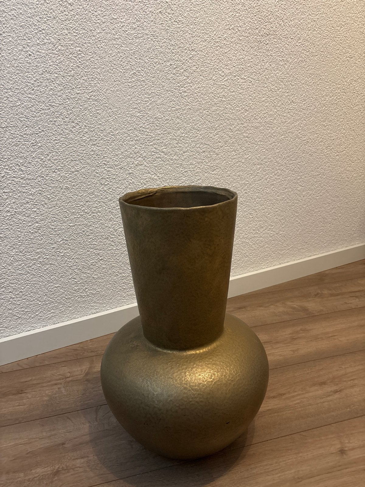 Zeer grote en zware Goudkleurige vaas van vorda 50cm, Ophalen, Met patroon/structuur, Zo goed als nieuw, Metaal