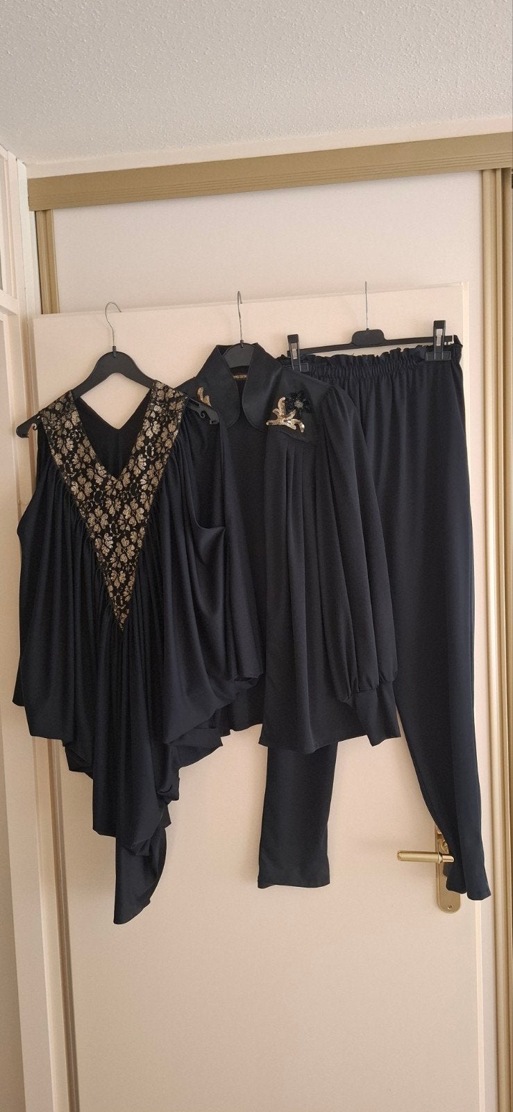 Elegant Zwart Drie-Delig Pak met Gouden Details, Zwart, Maat 42/44 (L), Ophalen of Verzenden, Onbekend