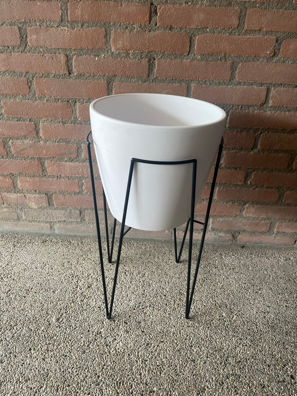 Witte bloempot met zwarte metalen standaard, Rond, Binnen, Zo goed als nieuw, 40 tot 70 cm