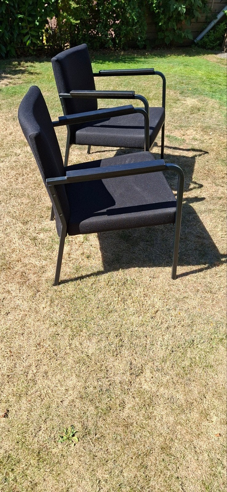 Twee comfortabele zwarte stoelen voor binnen/buiten, Huis en Inrichting, Stoelen, Ophalen, Gebruikt, Twee, Modern, functioneel