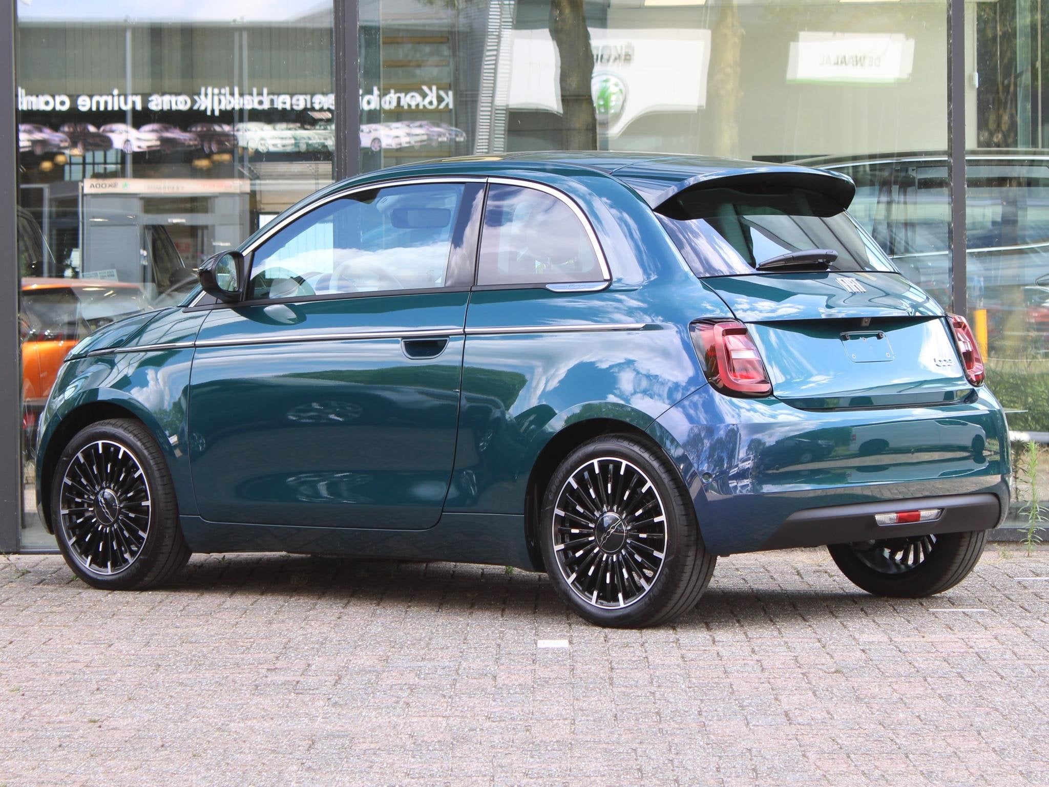 Fiat 500e La Prima 42 kWh VOORRAAD KORTING, Auto's, 12 maanden, Automatische klimaatregeling, 118 pk, 4 stoelen