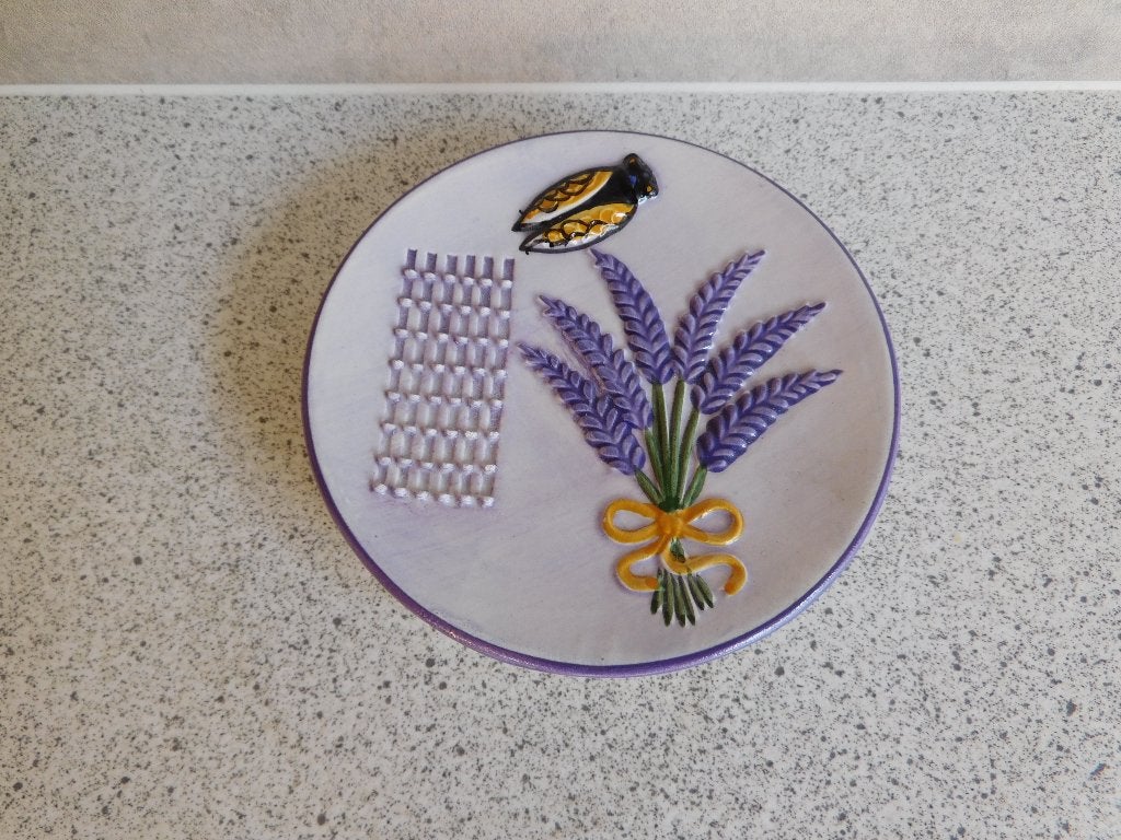 Knoflookrasp Bord 11 cm. Lavendel Cicade NEM, Keramiek, Ophalen of Verzenden, Zo goed als nieuw, Bord(en)