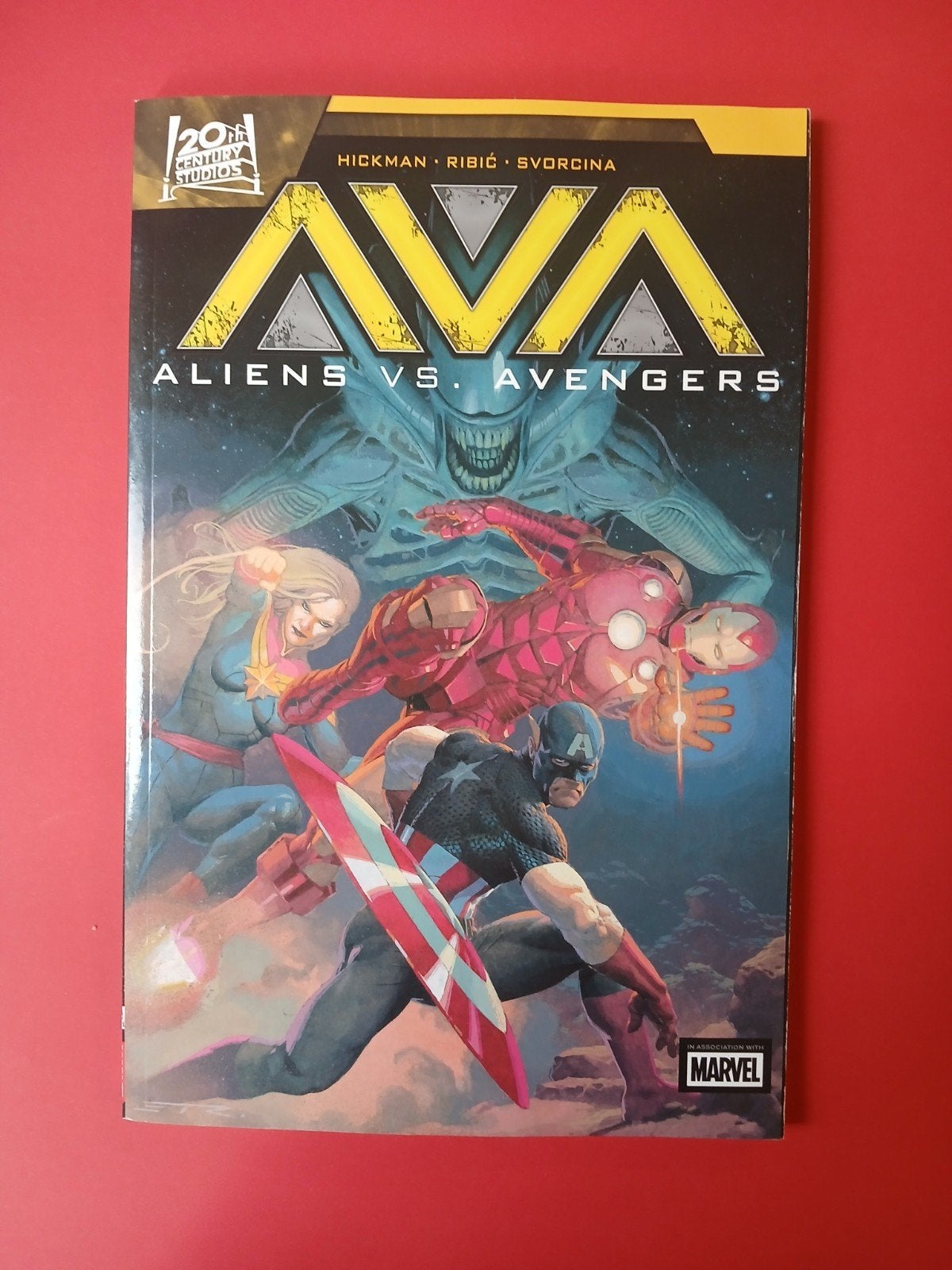 Aliens vs. Avengers - Marvel Comics, Ophalen of Verzenden, Zo goed als nieuw, Jonathan Hickman, Esad Ribić, Ive Svorcina