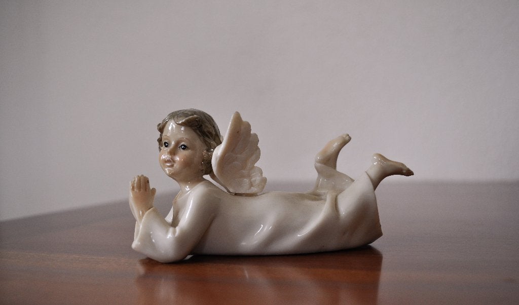 Vintage beeldje liggende biddende Engel Porselein 12 cm, Ophalen of Verzenden