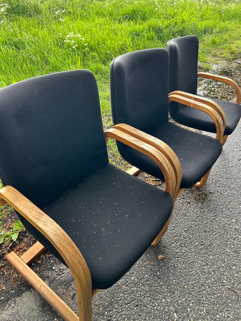 3 gratis stoelen met houten frame en zwarte bekleding, Huis en Inrichting, Stoelen, Ophalen, Gebruikt, Drie, Zwart