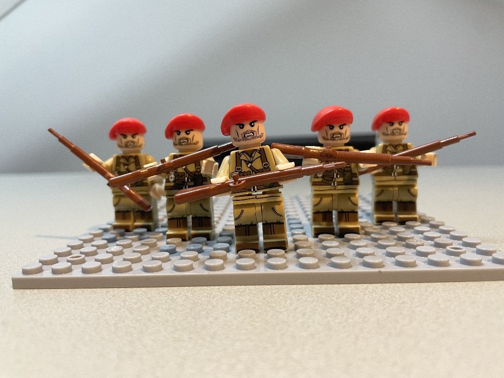 Nieuw, 20 WO2 bricks Engelse soldaatjes met wapens en plaat, Kinderen en Baby's, Speelgoed | Actiefiguren, Www.pand50.nl, Nieuw