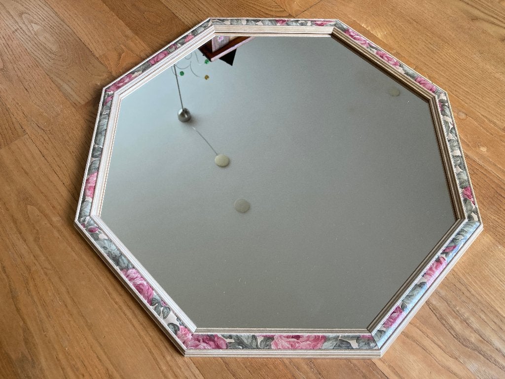Spiegel 8-hoekig met houten gebloemde rand vintage, Minder dan 50 cm, Gebruikt, Ophalen of Verzenden, Minder dan 100 cm