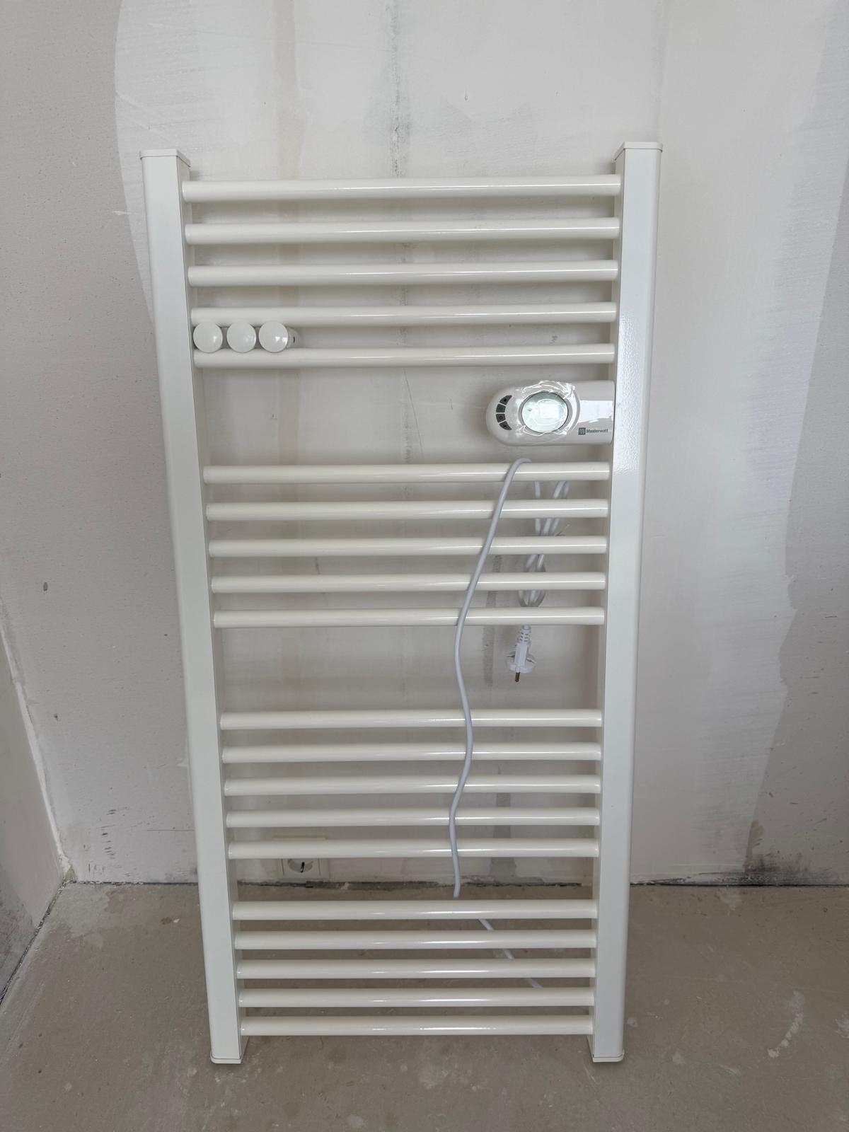 Elektrische handdoekradiator met thermostaat, Ophalen, Radiator, Nieuw, Minder dan 60 cm